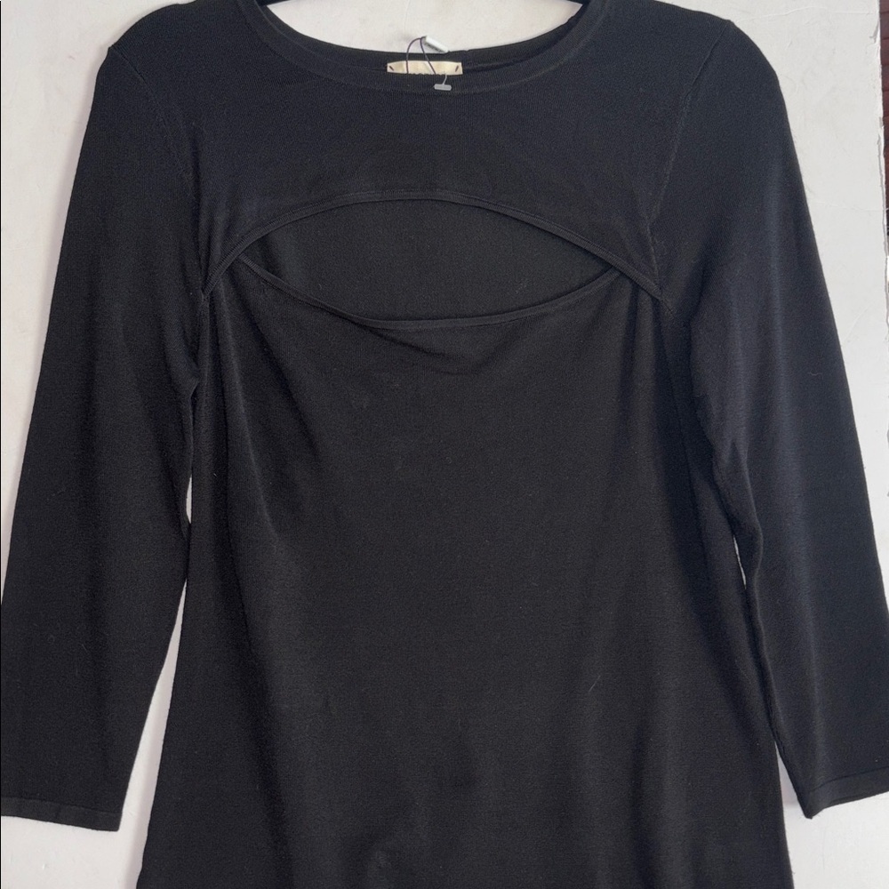 L’ AGENCE BLACK SWEATER 3/4”
SLEEVE SCOOP NECK WITH CUT OUT ON CHEST AREA MEDIUM